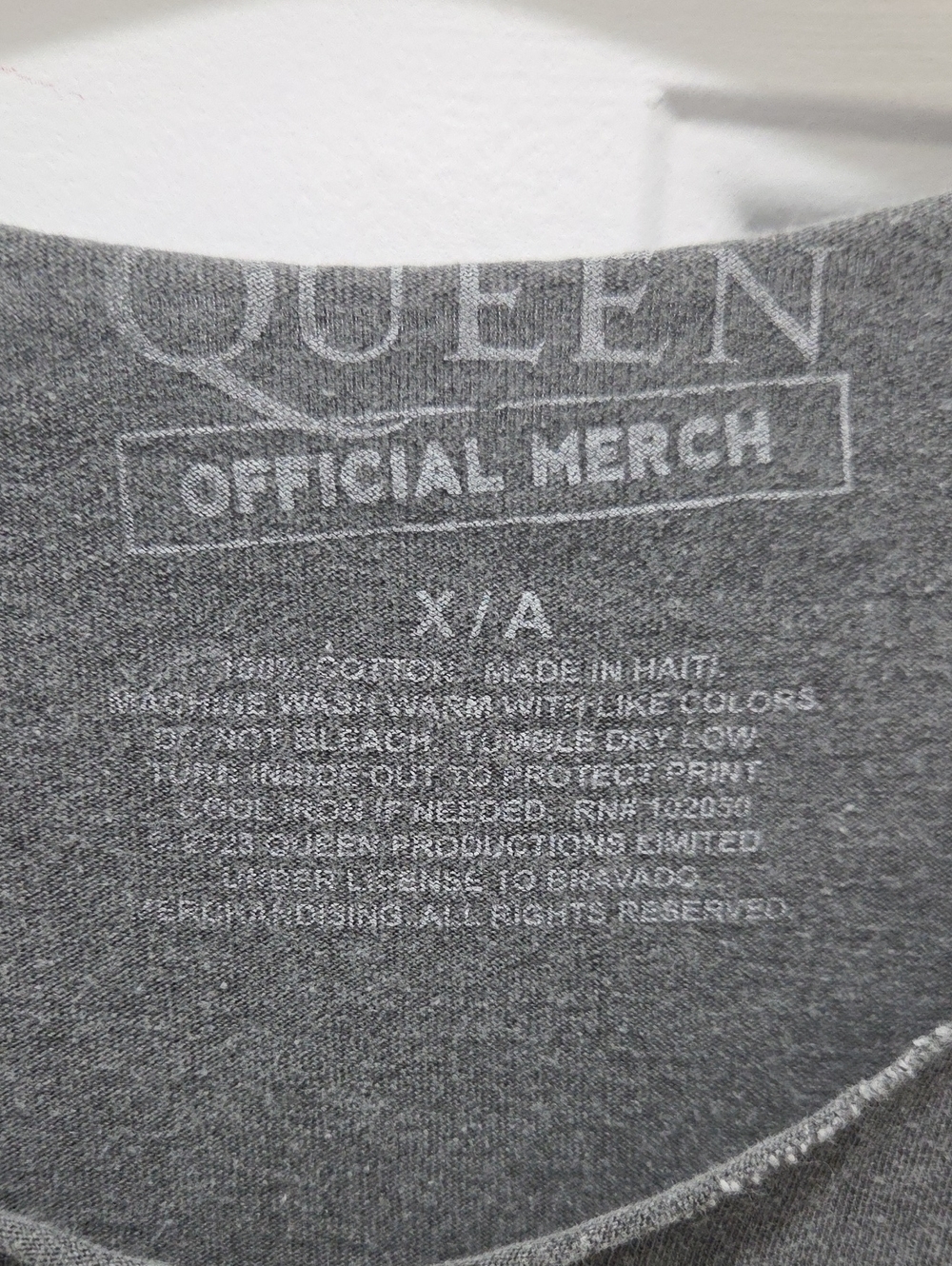 Vintage Queen Official Merch Heather Charcoal Band Tee with Pink&Yellow Print XL - Picture 2 of 3